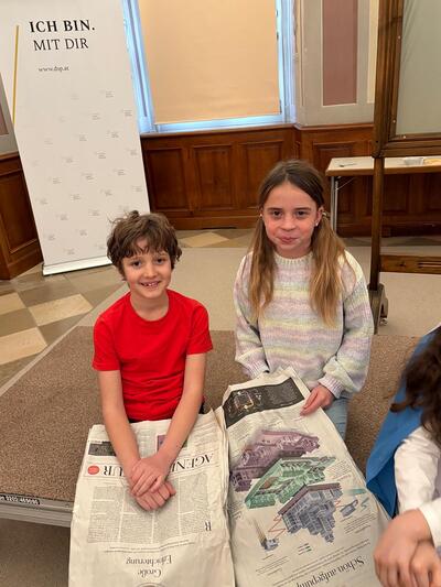 Leonora und Klara als Zeitungsleserinnen